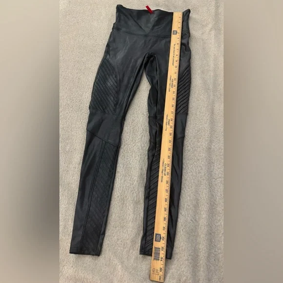Spanx Women’s Leggings Size Medium Petite Faux Leather Moto Leggings Very Black - Picture 6 of 10